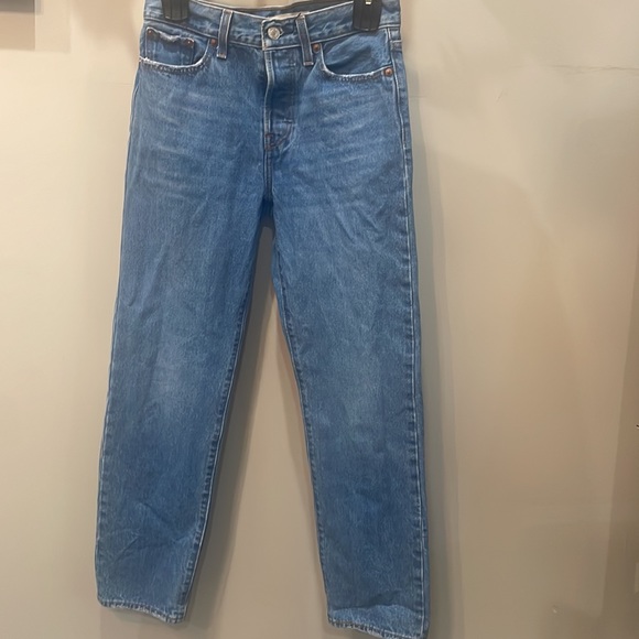 Levi’s wedgie straight. High waisted straight leg. Cropped. Like new condition. - Picture 6 of 8